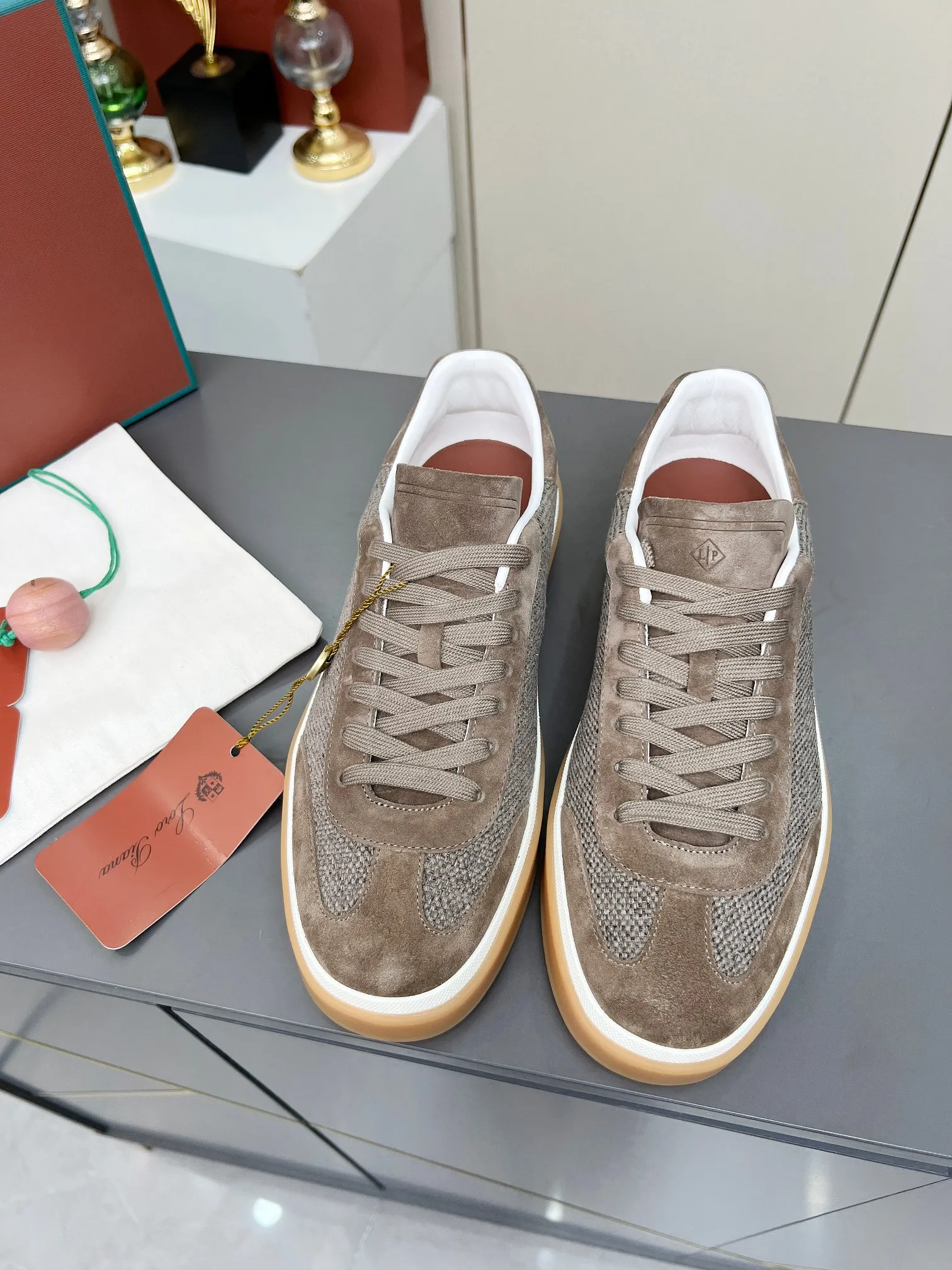 Men's shoes 💰600 purchasing agent, high version 🦅⛳️ Italy [Loro Piana] Tennis walk series LP couple's moral training shoes casual sports shoes sneakers 🎁🎁 Original purchase development and production This new suede tennis shoe adopts an ultra-low design, suitable for wearing all year round 👫👫 The wrapped sole creates an effortlessly attractive color combination that harmoniously blends functionality with understated style, making it the ideal shoe for urban wear. Soft calfskin tongue with Kummel color insert at the heel, cotton lace upper with embossed LP logo, cowhide suede sole, rubber-lined calfskin ✦ Upper: special linen ➕ eco-friendly cowhide ✦ lining: cowhide lining ➕ cowhide insole ✦ sole: original molded TPR ultra-light outsole ✦ packaging: original complete package ✦Female size: 35--40 ✦Male size: 39--45